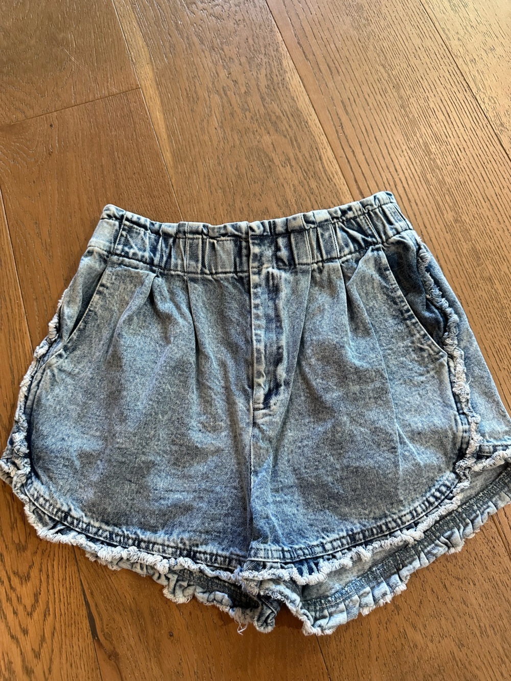 Very J Light Wash Denim High-Waist Ruffle Hem Shorts small
